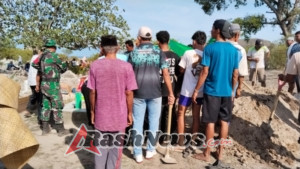 Kedekatan TNI dan Rakyat: Babinsa Poto Tano Hadiri Pemakaman Tokoh Warga