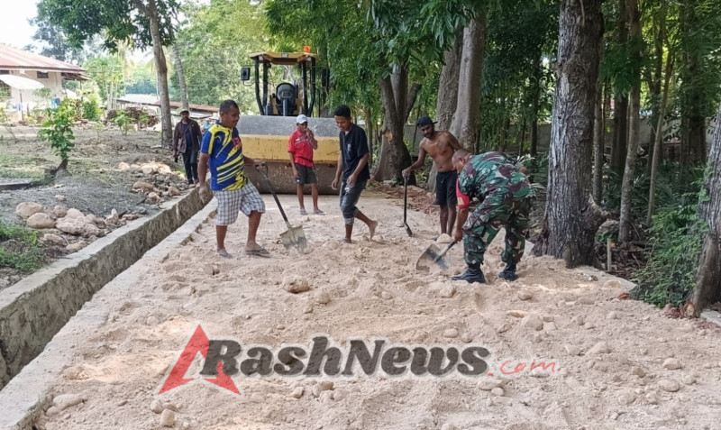 Kerja Nyata Babinsa, Jalan RT 03/RW 01 Nunmafo Diratakan Bersama Warga