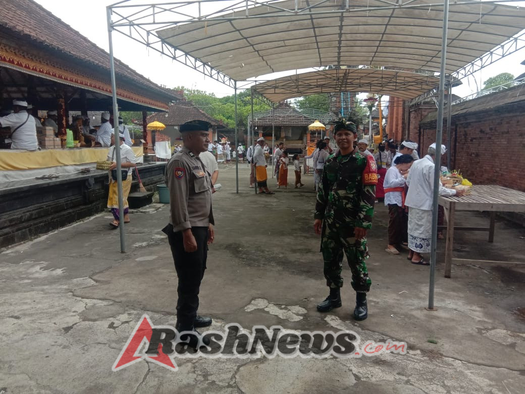 Sinergi Bhabinkamtibmas, Babinsa, dan Pecalang Amankan Pemacekan Agung di Pura Dasar Bhuana Gelgel.