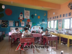 Serda Muhamad Hidir Awasi Penyaluran MSG untuk Siswa SDN 2 Seteluk