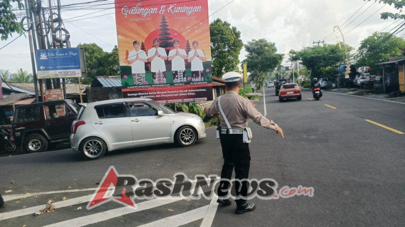 Personil Polsek Mengwi Lakukan Pengaturan di Simpang Wiros Ciptakan Kamseltibcarlantas di Pagi Hari