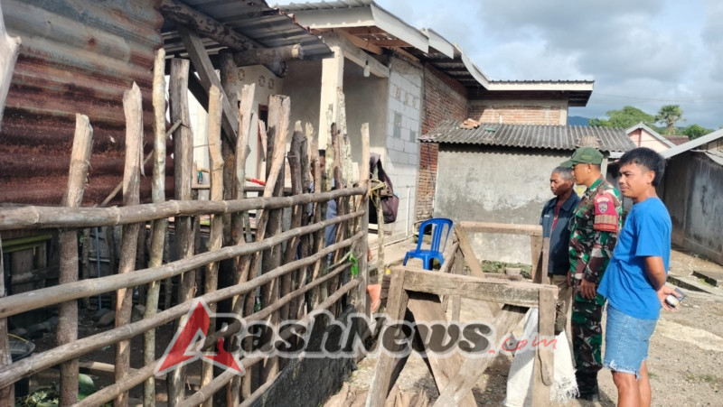 Pendampingan Babinsa, Kambing Sakit Warga Desa Binnan Langsung Ditangani