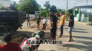Sinergi TNI dan Warga, Gotong Royong Pembersihan Parit di Dusun Moteng Bawah