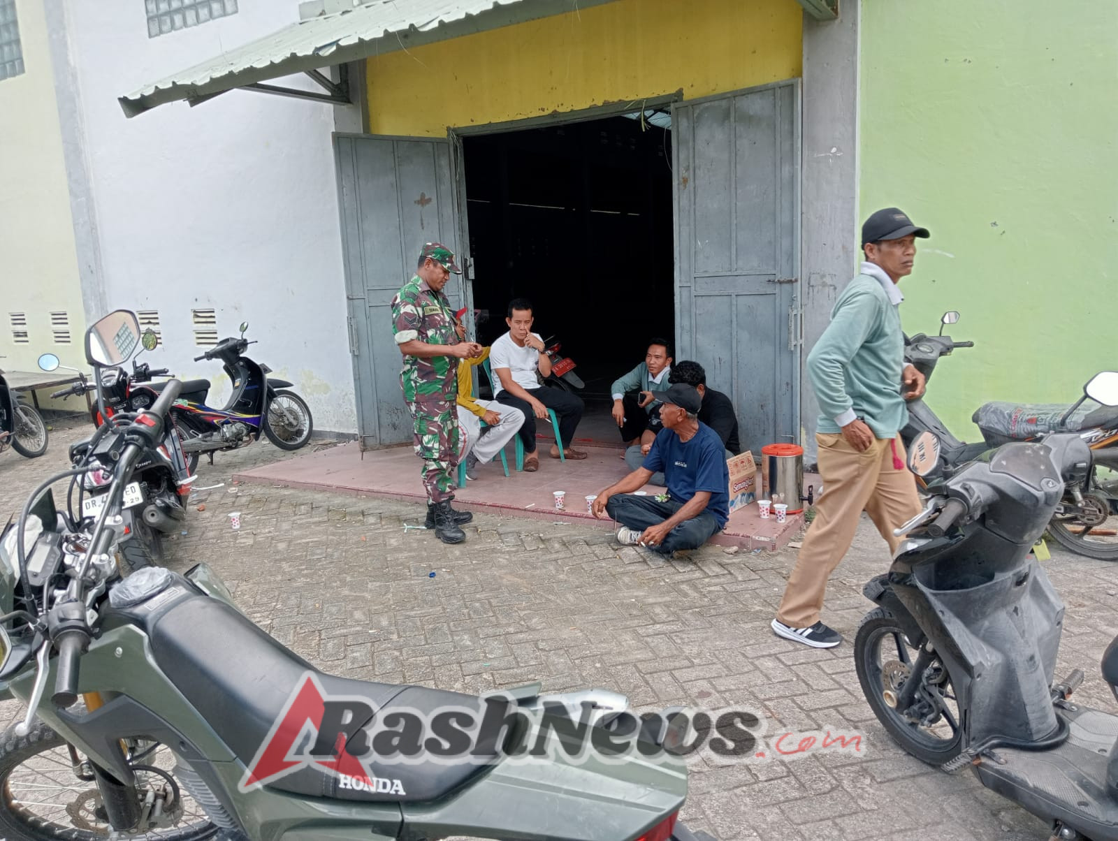 Babinsa Desa Beru Laksanakan Patroli dan Komsos untuk Perkuat Keamanan Desa