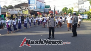 Mepeed Banten Banjar Tegaljaya Berjalan Lancar, Polsek Sukawati Bersama Pecalang Lakukan Pengamanan dan Rekayasa Lalin