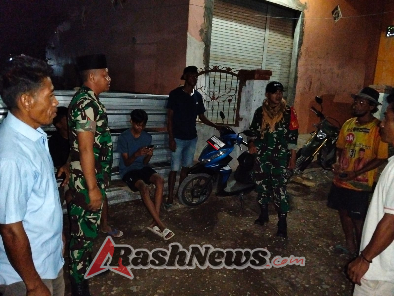 Patroli Terpadu Babinsa Rato Tingkatkan Pengawasan Pemuda dan Pemukiman