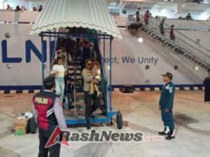 Personel Polsek Benoa Bantu Penumpang Balita Turun dari KM Lueser.
