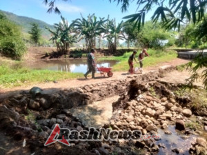 Dukung Pertanian, Babinsa Dompu Perbaiki Irigasi Bersama Warga
