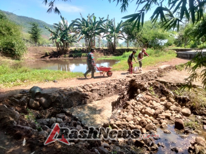 Dukung Pertanian, Babinsa Dompu Perbaiki Irigasi Bersama Warga