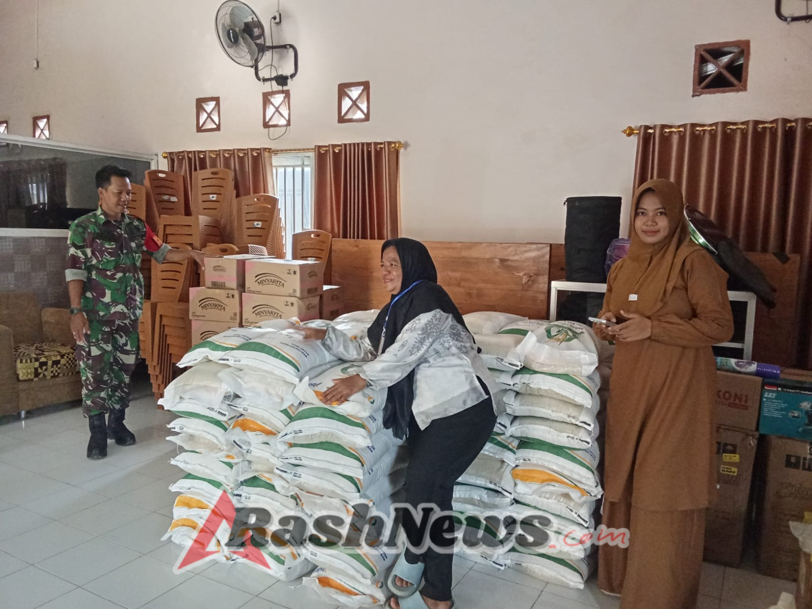 Babinsa Desa Mantun Hadir, Distribusi Beras dan Minyak Goreng Berjalan Lancar