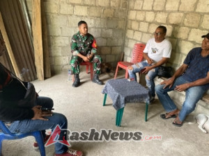Babinsa Lamatokan Jalin Kedekatan Lewat Komsos Bersama Warga