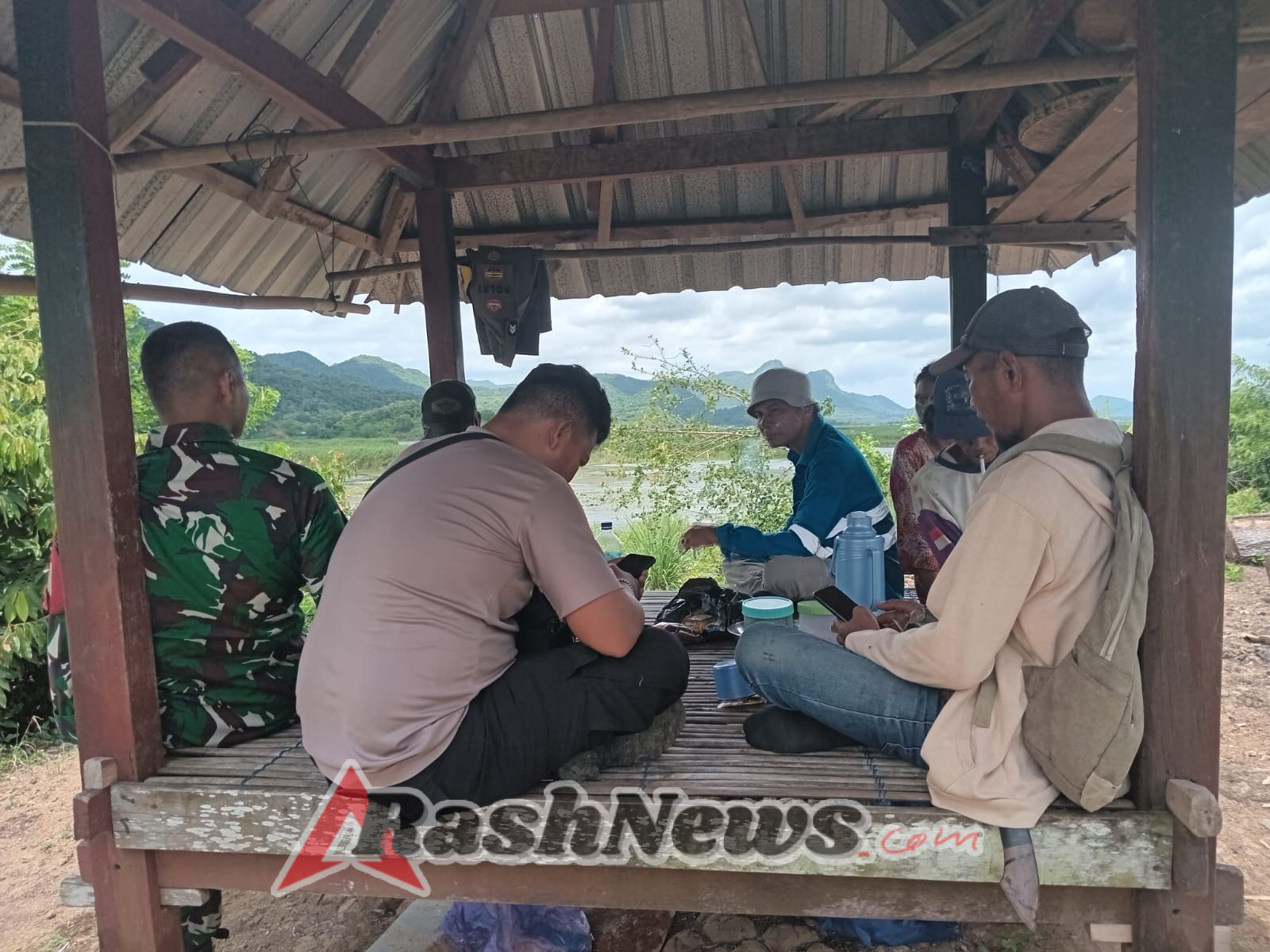 Babinsa Sampir Hadir Pastikan Pengukuran Tanah Warga Berjalan Tertib dan Aman
