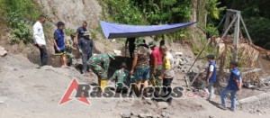 Gotong Royong TNI, Polmas, Mahasiswa KKN Unram, dan Pemdes Percepat Pembangunan Jembatan Gantung di Dusun Lekok
