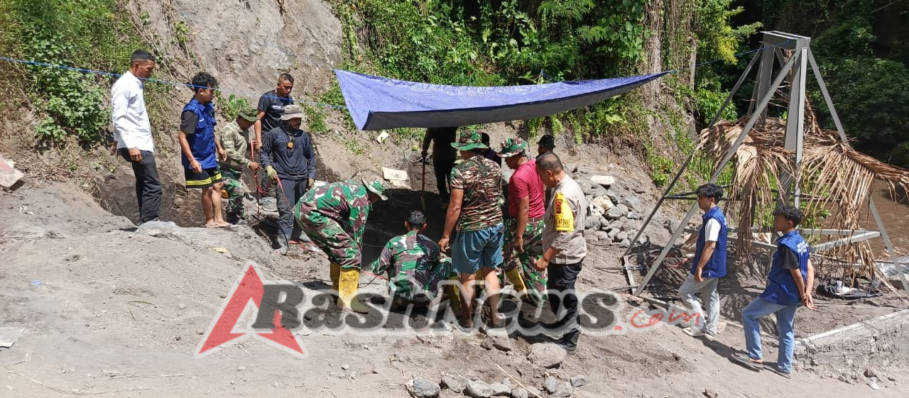 Gotong Royong TNI, Polmas, Mahasiswa KKN Unram, dan Pemdes Percepat Pembangunan Jembatan Gantung di Dusun Lekok