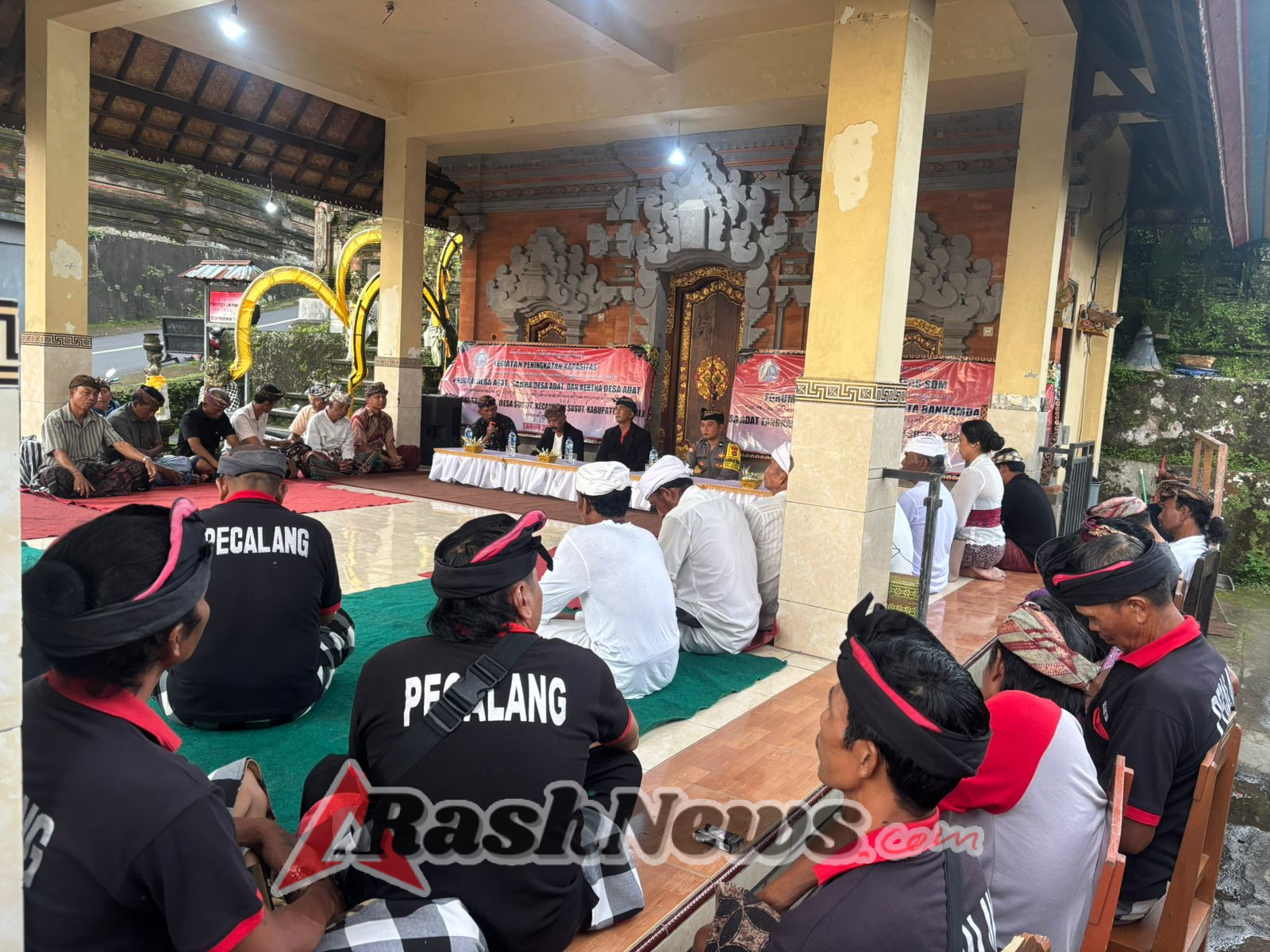 Bhabinkamtibmas Hadiri Peningkatan Kapasitas Prajuru Adat, Perkuat Sinergi Menjaga Kamtibmas di Desa Susut