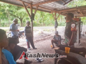 Peduli Keselamatan Warga, Babinsa Desa Haulasi Berikan Himbauan Berkendara Aman
