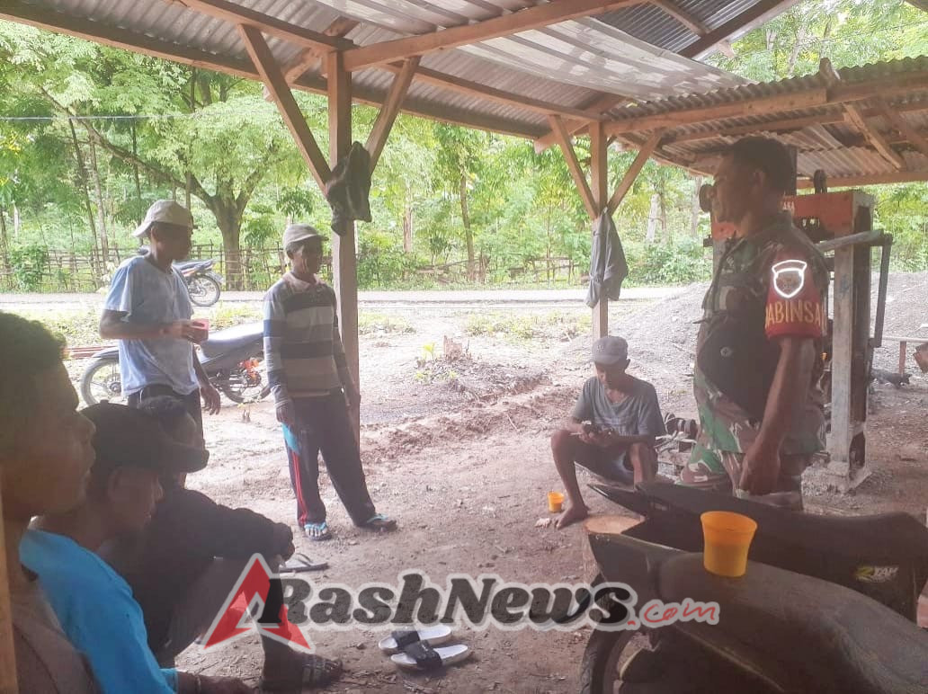 Peduli Keselamatan Warga, Babinsa Desa Haulasi Berikan Himbauan Berkendara Aman