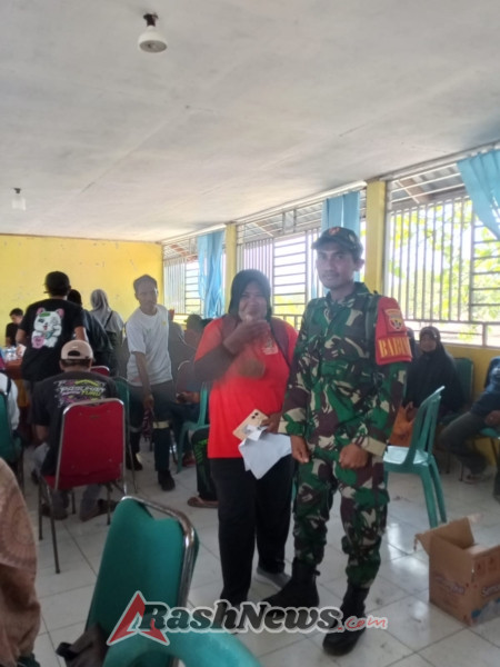 Koramil 1628-01/Taliwang Kawal Pembagian Buku Rekening Program KSB Maju