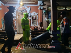 Sat Brimobda Bali Evakuasi Warga Terdampak Banjir Di Desa Melaya Jembrana