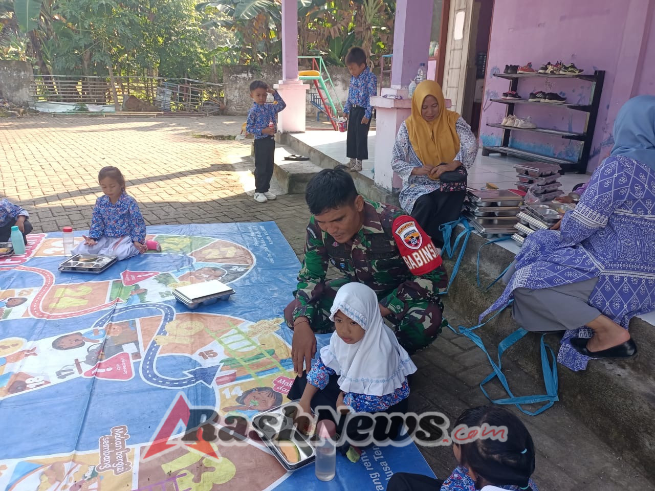 TNI AD Melalui Babinsa Dampingi Pelaksanaan MBG di Desa Seteluk