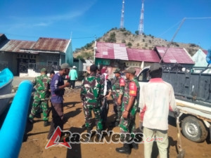 Cegah Banjir, Koramil 1628-04/Poto Tano dan Tim AGR Kompak Bersihkan Saluran Got