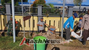 Sinergi Babinsa, Bhabinkamtibmas, dan Warga Goa dalam Aksi Bersih Gorong-Gorong
