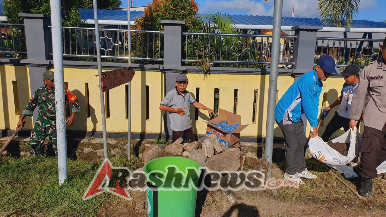 Sinergi Babinsa, Bhabinkamtibmas, dan Warga Goa dalam Aksi Bersih Gorong-Gorong