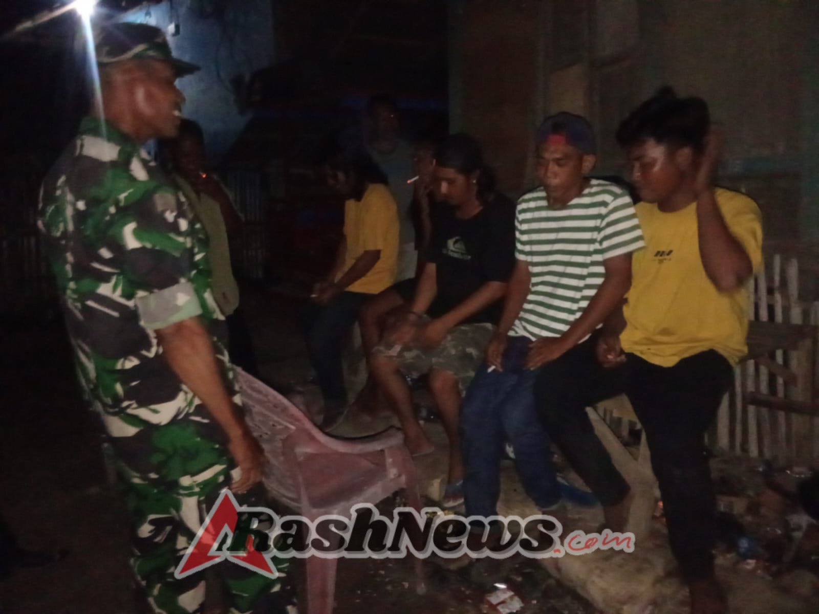 Melalui Patroli Malam, Babinsa Koramil 1608-04/Woha Tingkatkan Kepedulian Sosial Warga