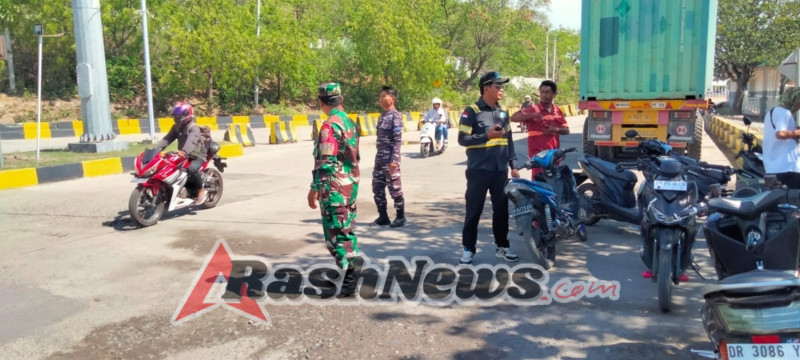 Tingkatkan Keamanan Wilayah, Babinsa Koramil 1628-04/Poto Tano Gelar Pengamanan di Pelabuhan Poto Tano
