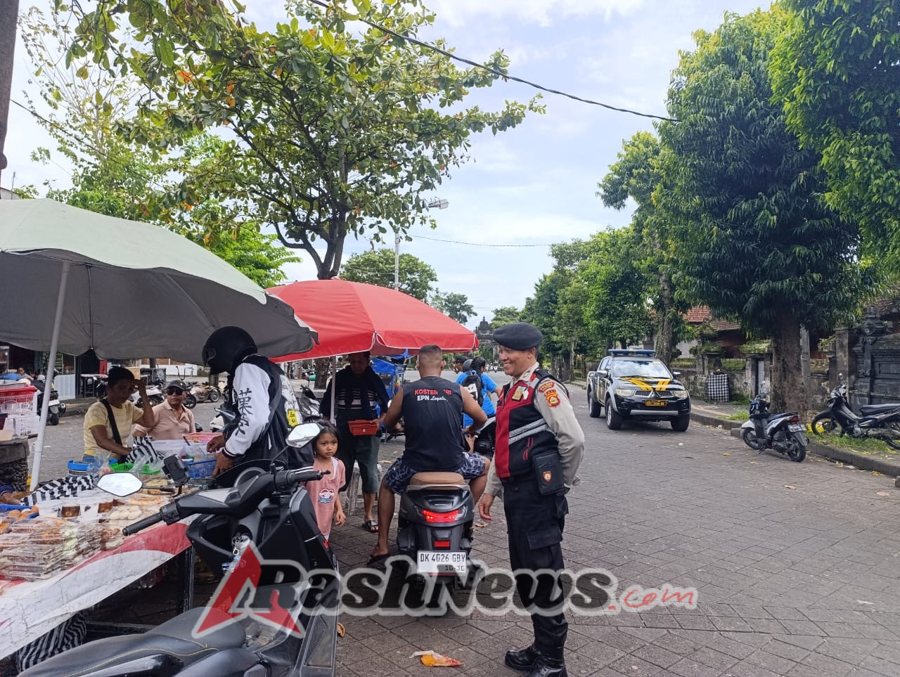 Cegah Gangguan Kamtibmas Polsek Mengwi Laksanakan Patroli di Kawasan Pasar Tradisional Sampaikan Imbauan Kamtibmas