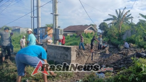 Babinsa Gerung Perkuat Kebersamaan Lewat Gotong Royong