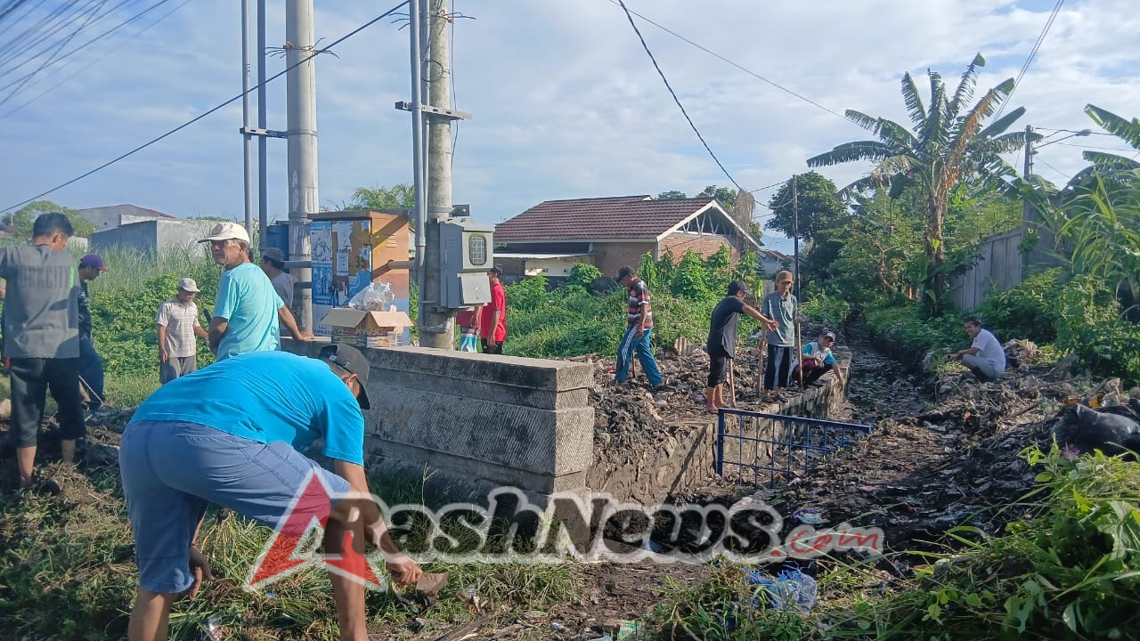 Babinsa Gerung Perkuat Kebersamaan Lewat Gotong Royong
