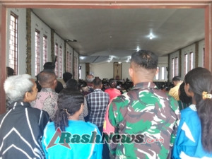 Humanis dan Mengayomi, Babinsa Desa Sallu Kawal Misa Natal