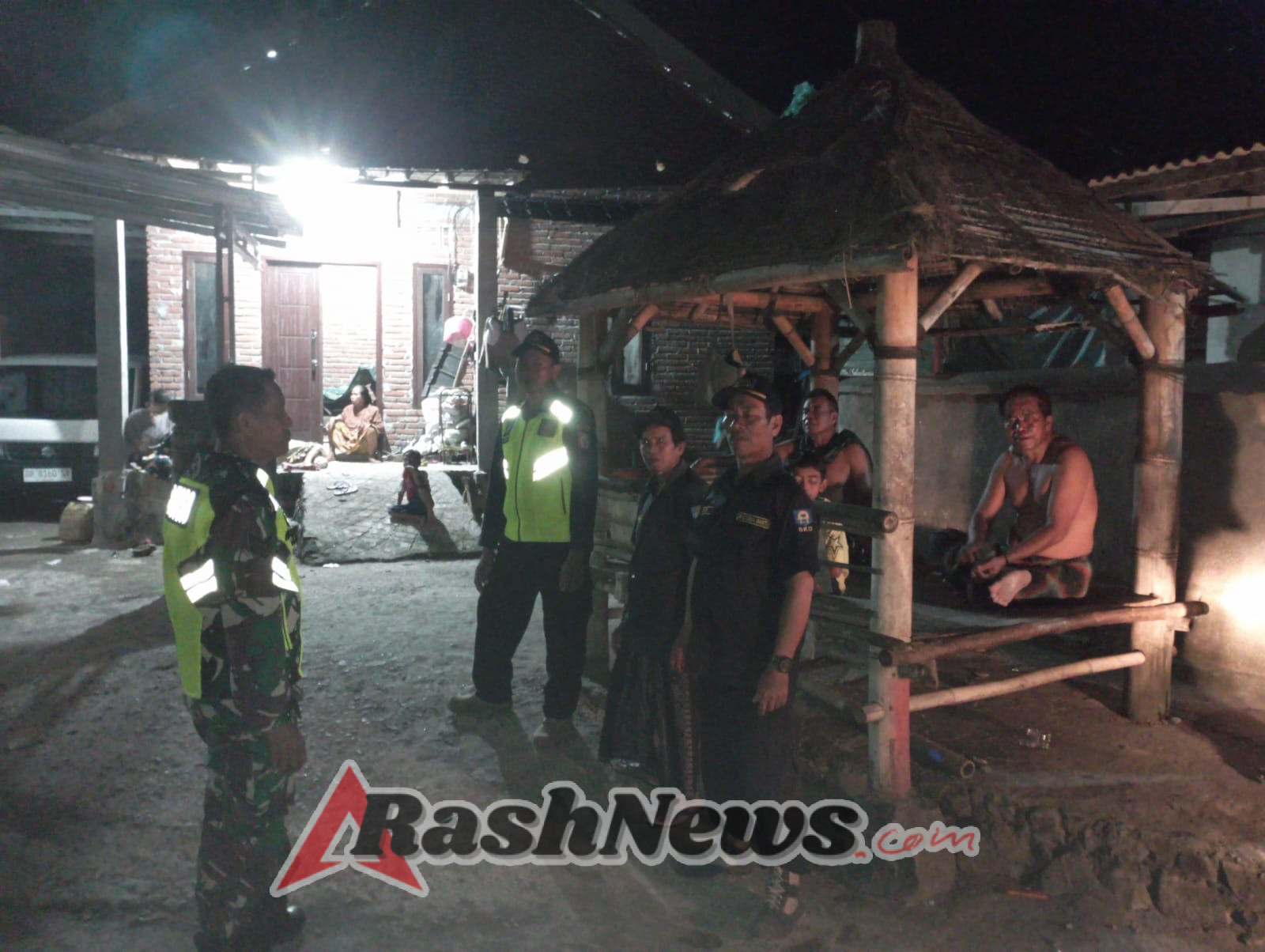 Wujudkan Kondusifitas Warga Di Malam Hari, Babinsa Bersama BKD Lakukan Patroli