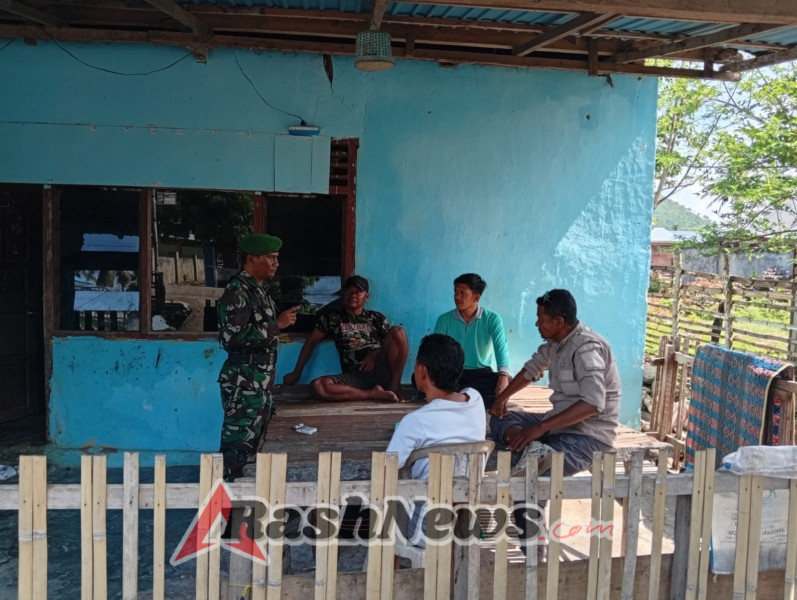 Babinsa Koramil 1614-03/Huu Bangun Komunikasi Harmonis dengan Warga