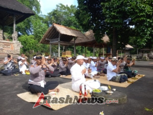 Mohon Keselamatan Menjelang Malam Pergantian Tahun, Polsek Mengwi Gelar Persembahyangan Bersama Instansi Terkait