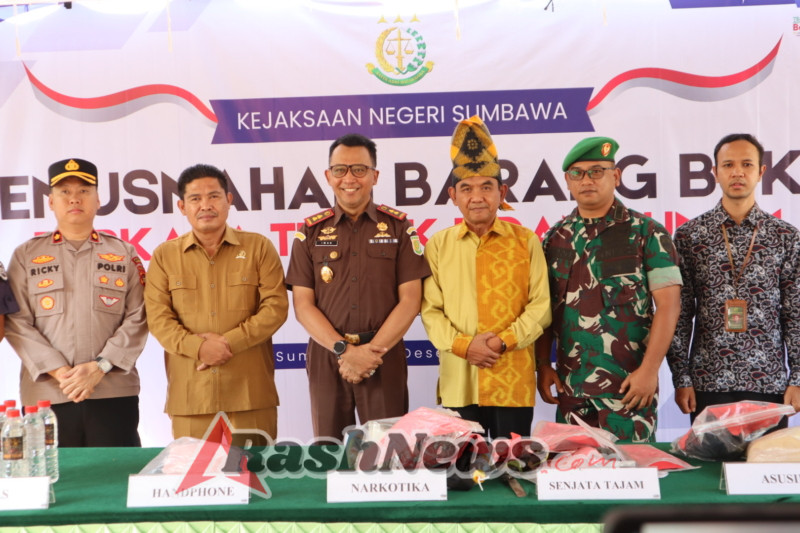 TNI Dukung Kejaksaan, Dandim 1607/Sumbawa Hadiri Pemusnahan Barang Bukti Kejahatan