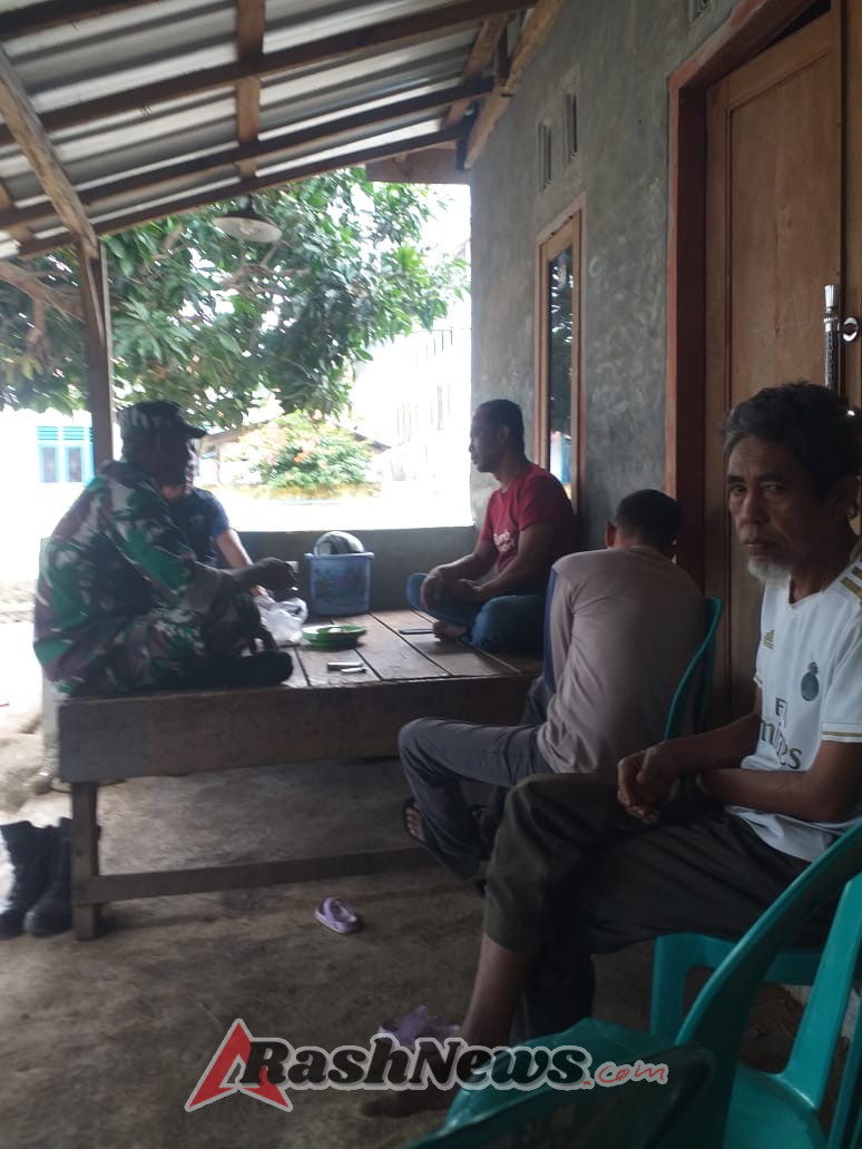 Babinsa Desa Tambora Lakukan Komsos, Himbau Petani Tidak Memaksakan Diri Saat Hujan