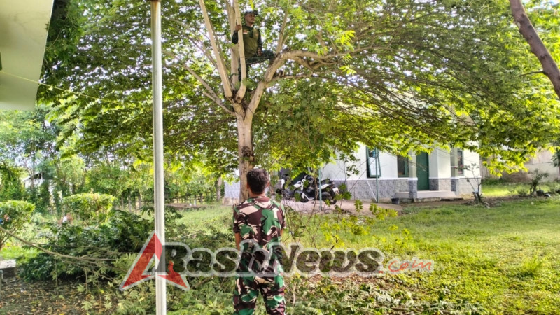 Tingkatkan Disiplin dan Kebersamaan, Koramil 1628-04/Poto Tano Bersihkan Pangkalan DPP