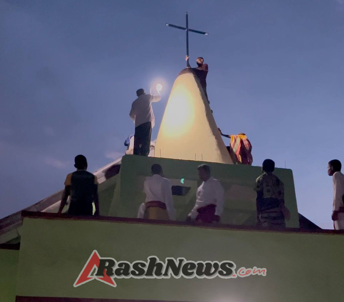 Satgas Pamtas Yonarhanud 2 Kostrad Bersama Masyarakat Desa Netemnanu Resmikan dan Pasang Salib Gereja