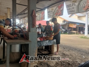 Babinsa Seteluk Rea Turun ke Pasar Awasi Harga Kebutuhan Pokok