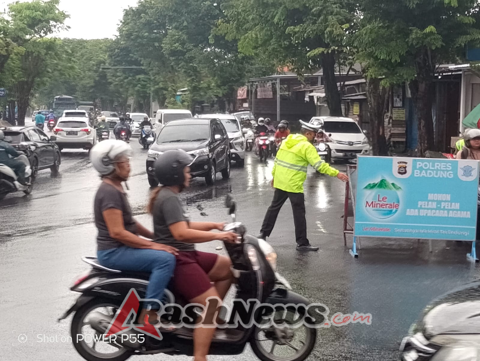 Polsek Mengwi Lakukan Pengaturan Lalu Lintas Saat Hujan Guna Menciptakan Kamseltibcarlantas