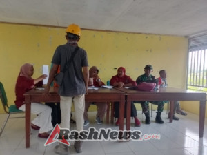 Babinsa Labuhan Kertasari Pastikan Penyaluran BLTS Kesra Berjalan Tertib dan Aman