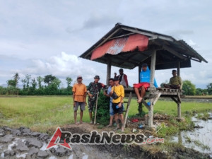 Babinsa Dompu Ajak Warga Jaga Kamtibmas Saat Persiapan Pengolahan Sawah