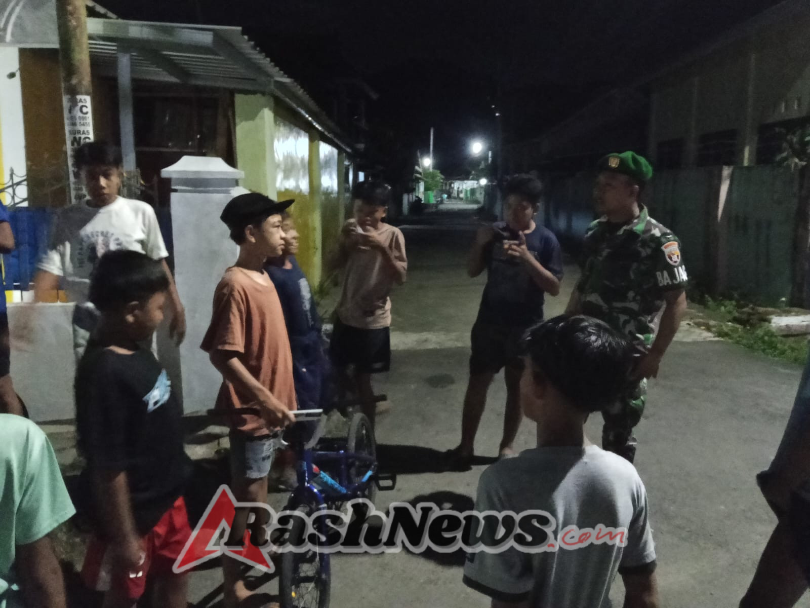 Patroli Malam Serda Lalu Tunjung Pastikan Situasi Kecamatan Jereweh Aman dan Terkendali