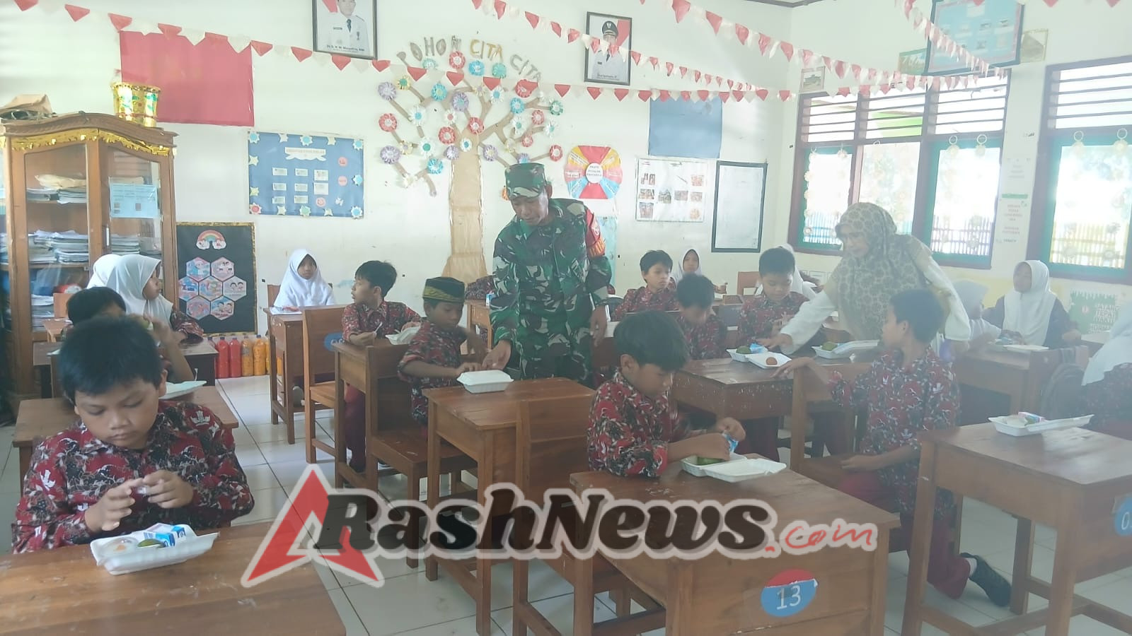 Babinsa Kelurahan  Kuang Aktif Dukung Program Gizi Anak Sekolah di Sumbawa Barat