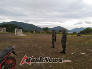 Pengamanan Babinsa di Lapangan Ile Mandiri Sukseskan Liga Pelajar SLTA