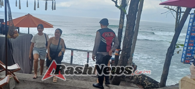 Personel Samapta Polsek Kuta Patroli Ingatkan Pengunjung Waspada Beraktivitas Di Kawasan Pantai