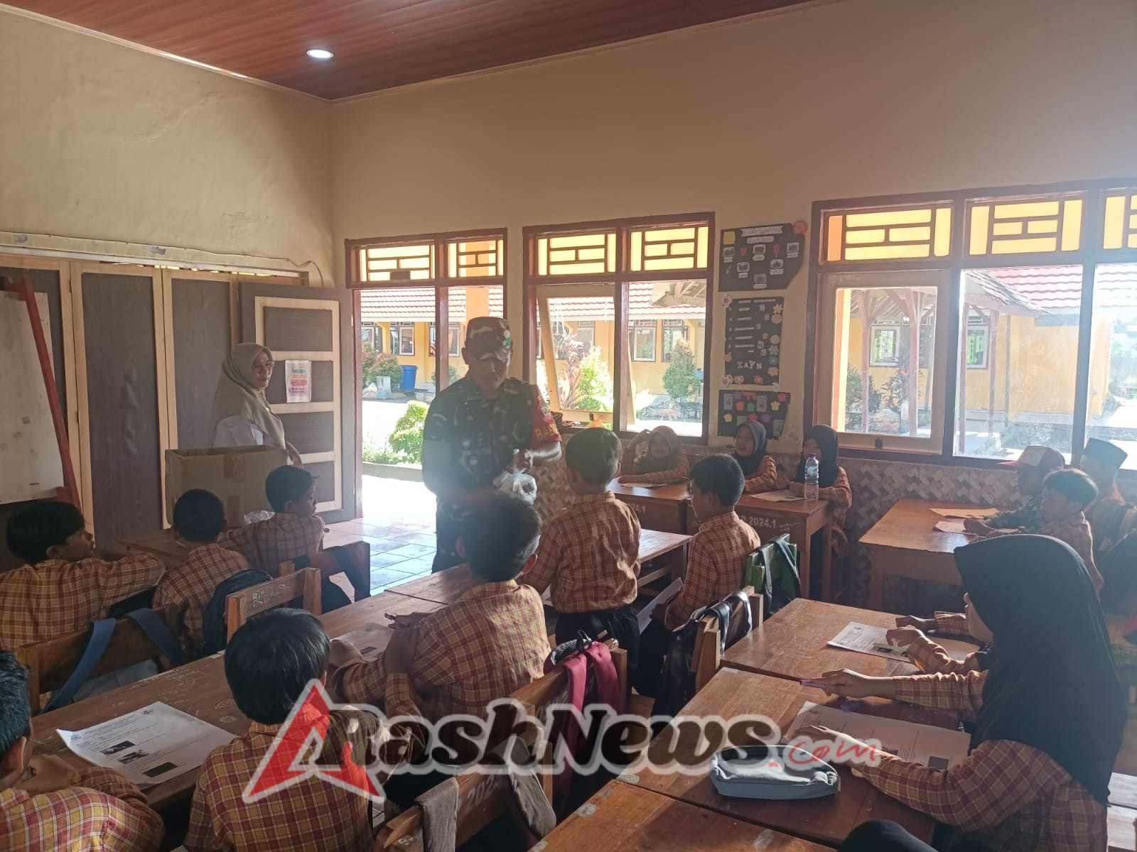 Dukung Generasi Sehat, Babinsa Koramil 1628-03/Seteluk Aktif Dampingi Program Makan Sehat Bergizi