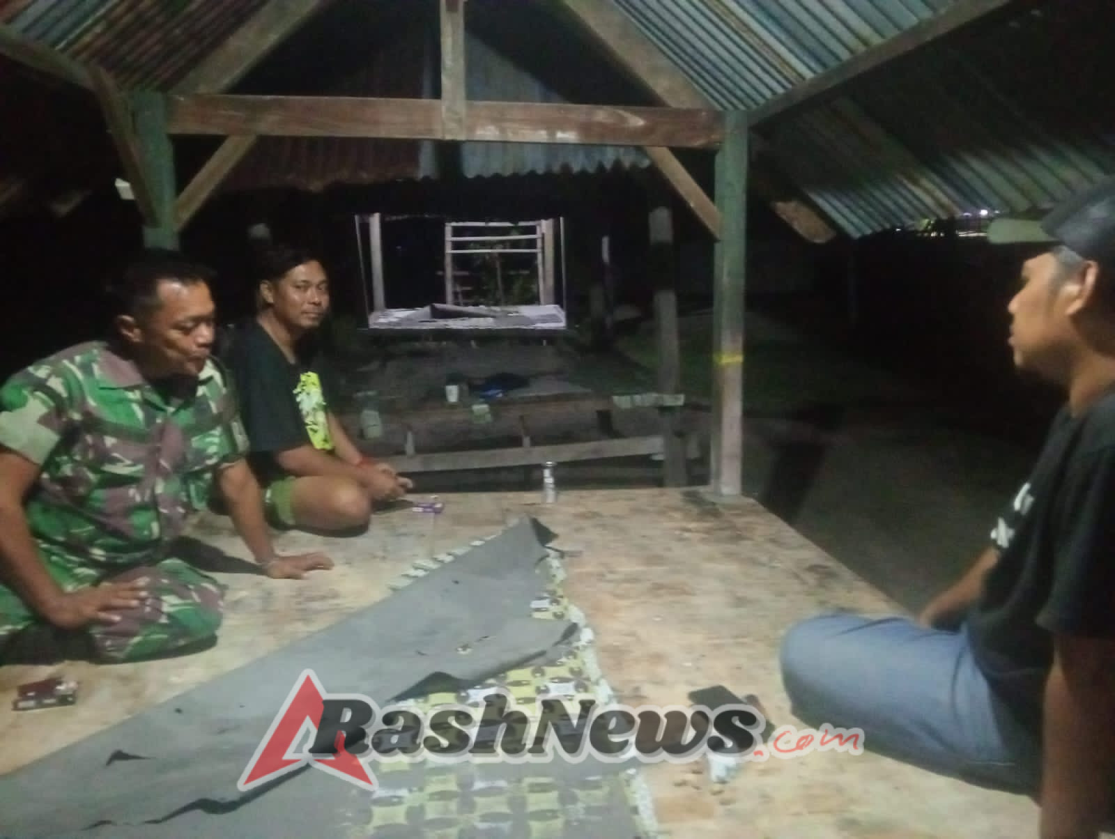 Jaga Kamtibmas, Anggota Koramil Poto Tano Intensifkan Patroli Malam Hari